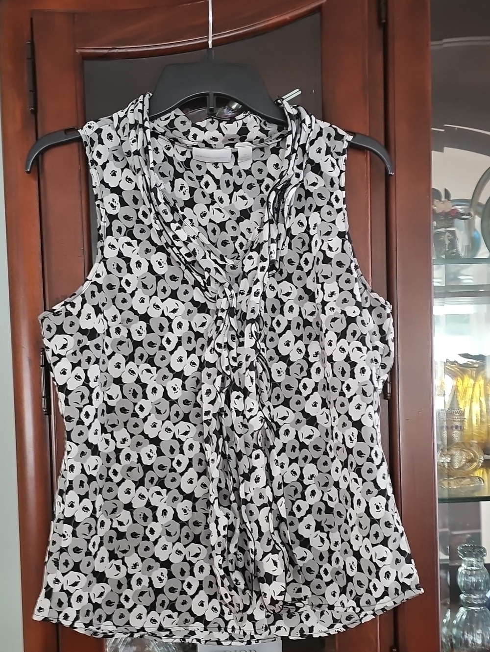 New York & Company Black and White Floral Tie-Neck Camisole Size Medium